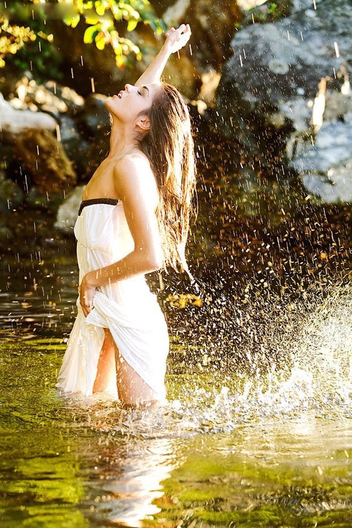 Marie Avgeropoulos in Cota