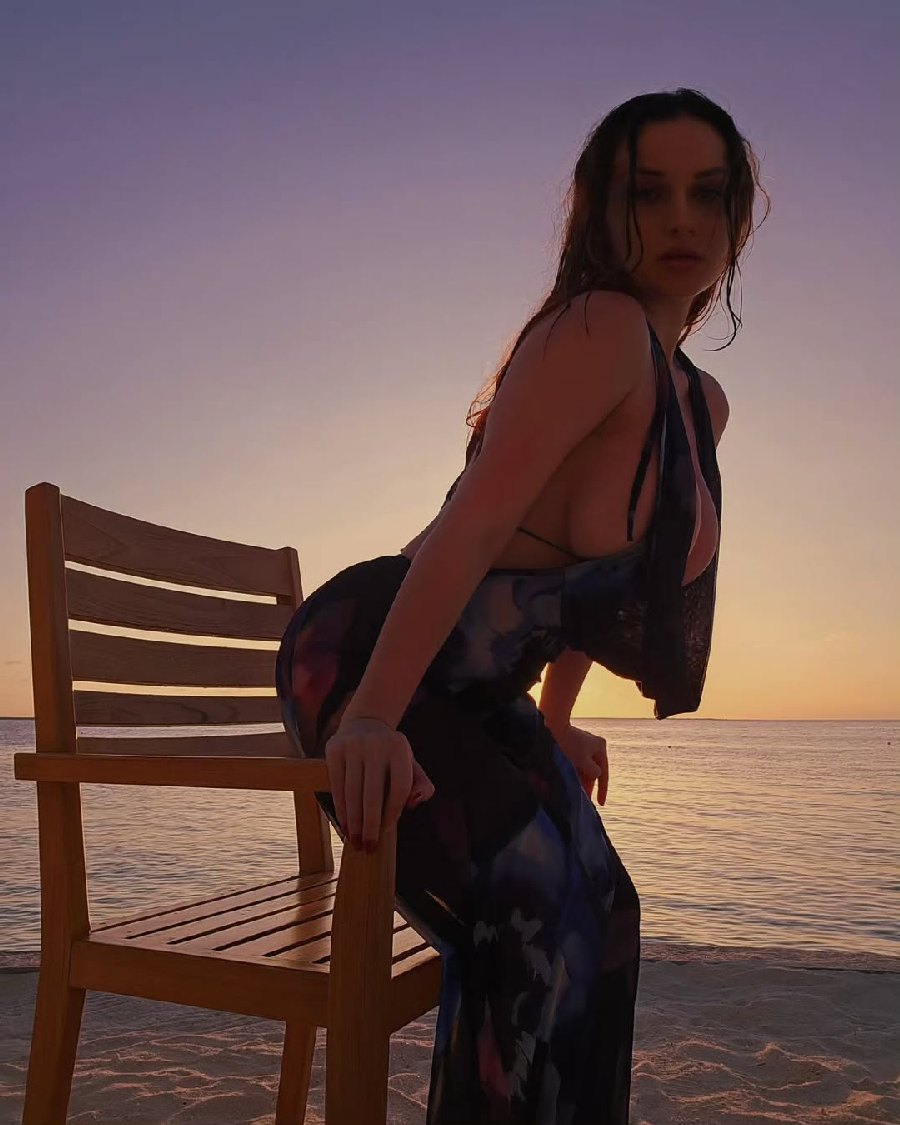 Sexy girl Miranda Faith nude in Cota