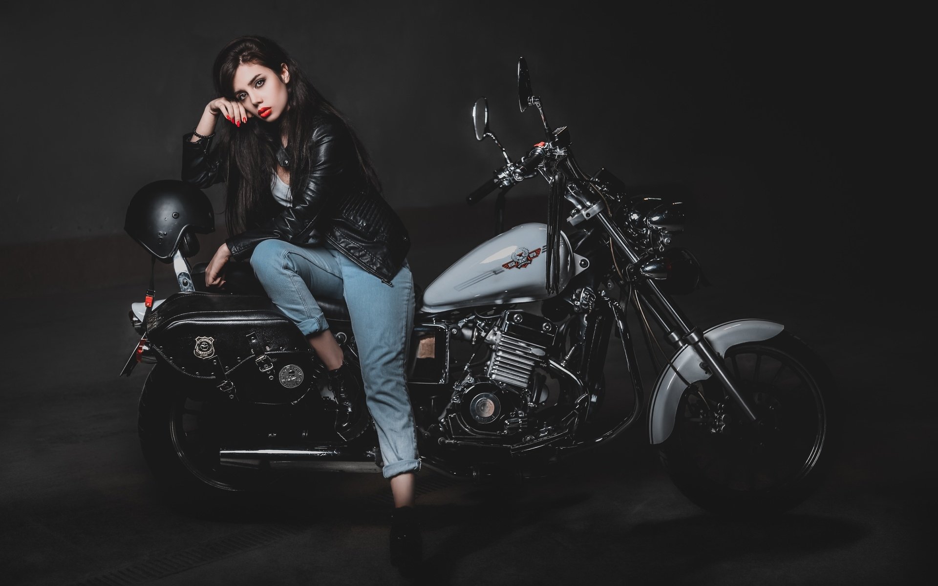 Biker girls: style and drive in Cota