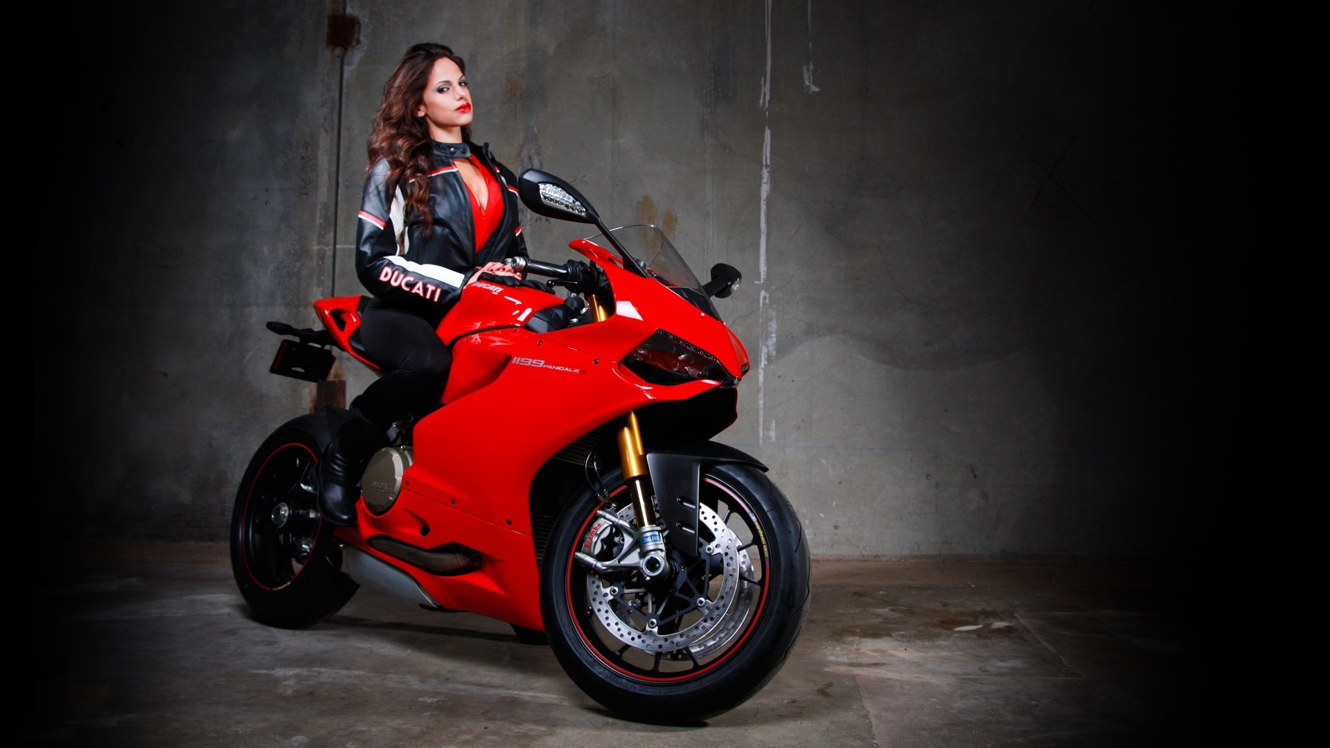 Beautiful girls and motorcycles in Cota — step in, relax, and chat live