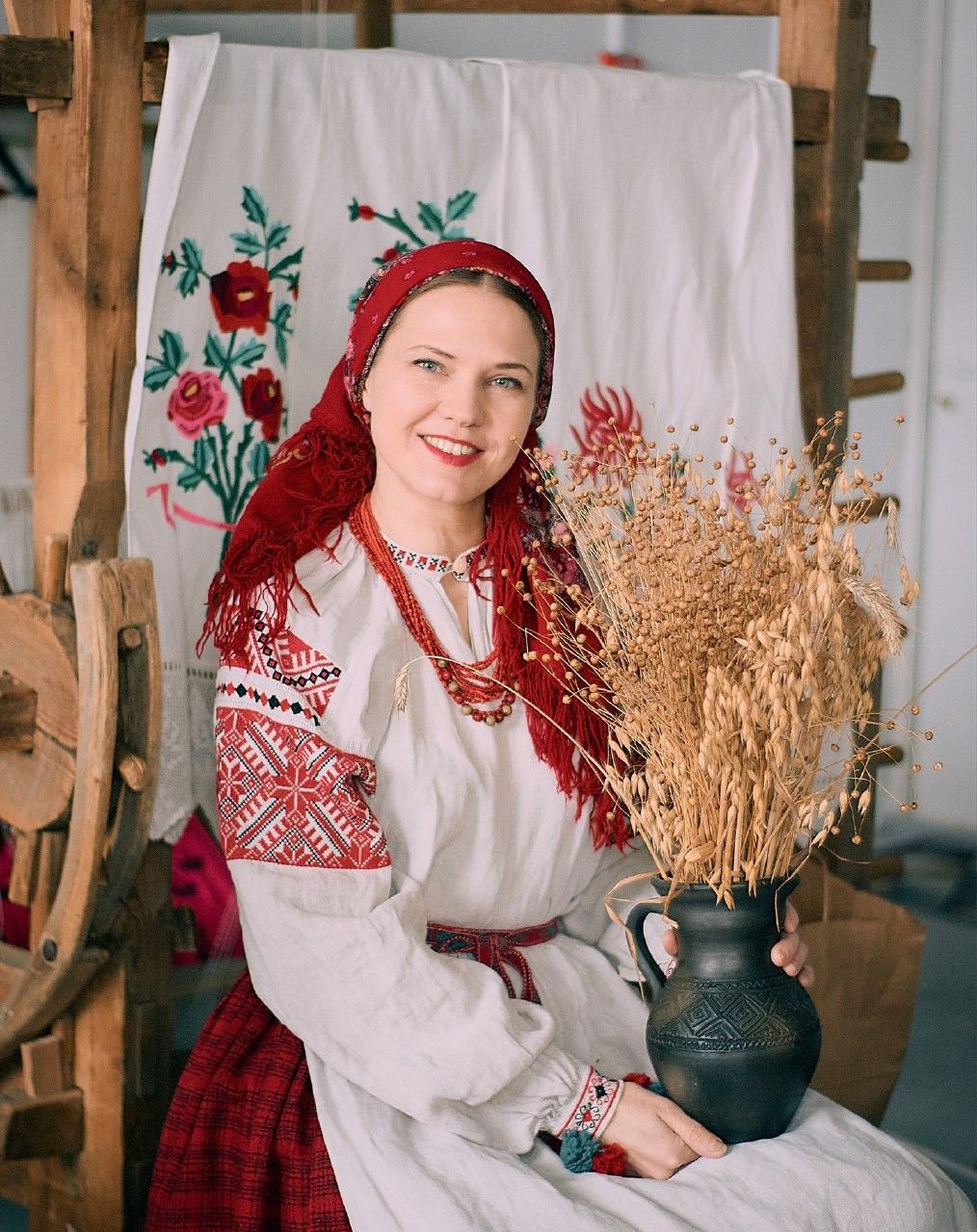 Women in Slavic costumes in Cota