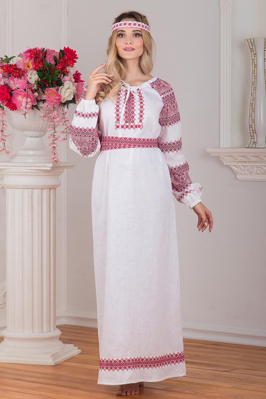 Women in Slavic costumes in Cota