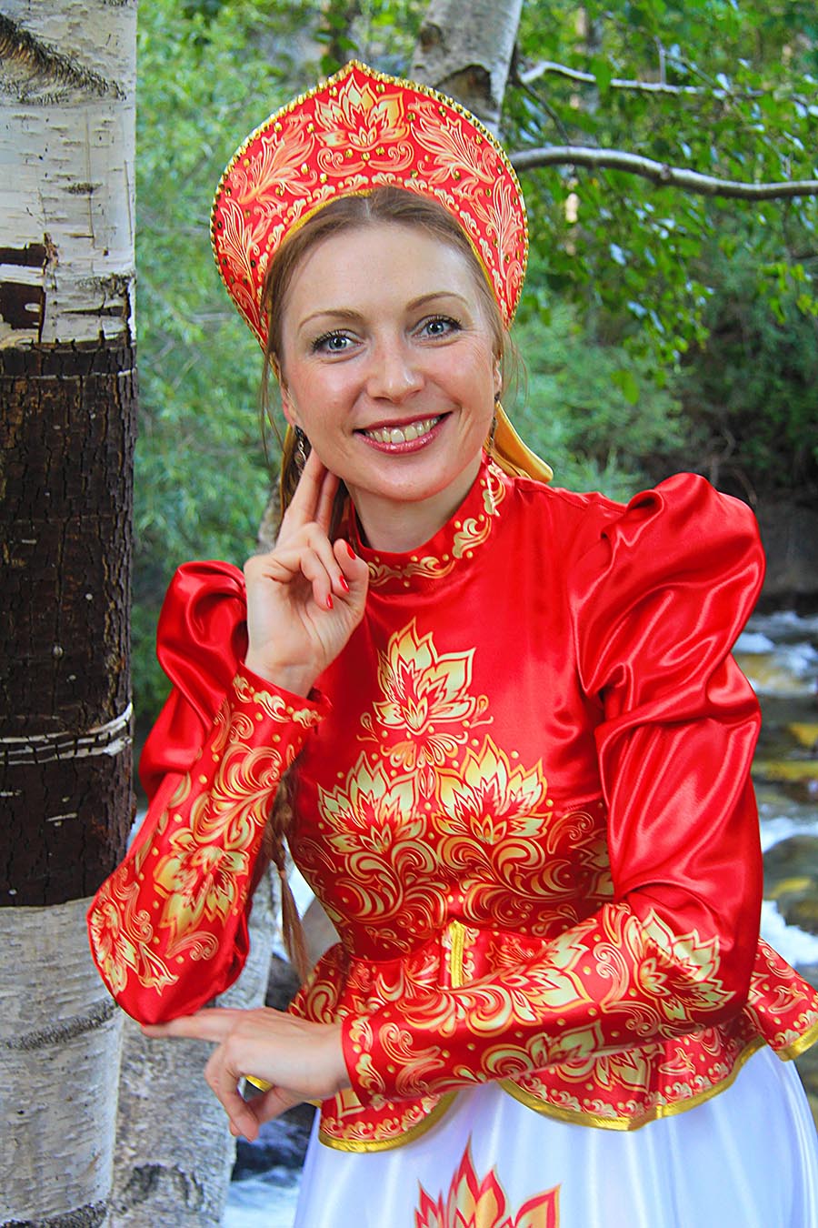 Women in Slavic costumes in Cota