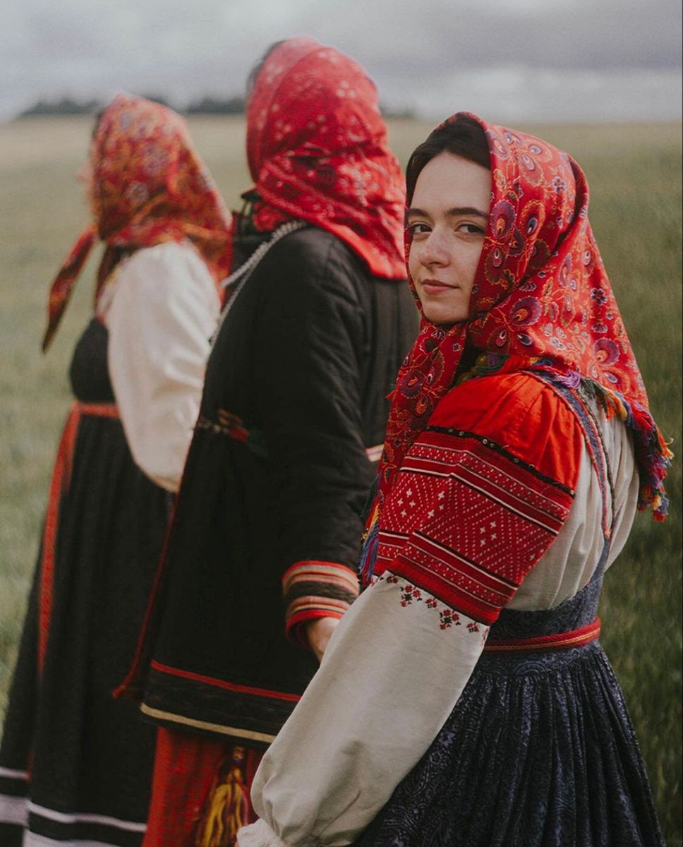 Women in Slavic costumes in Cota