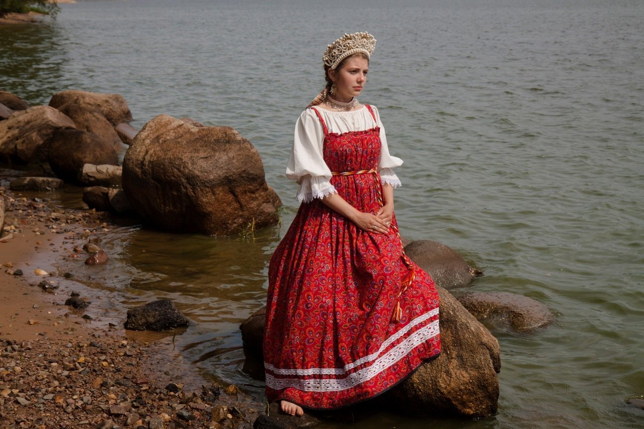 Women in Slavic costumes in Cota
