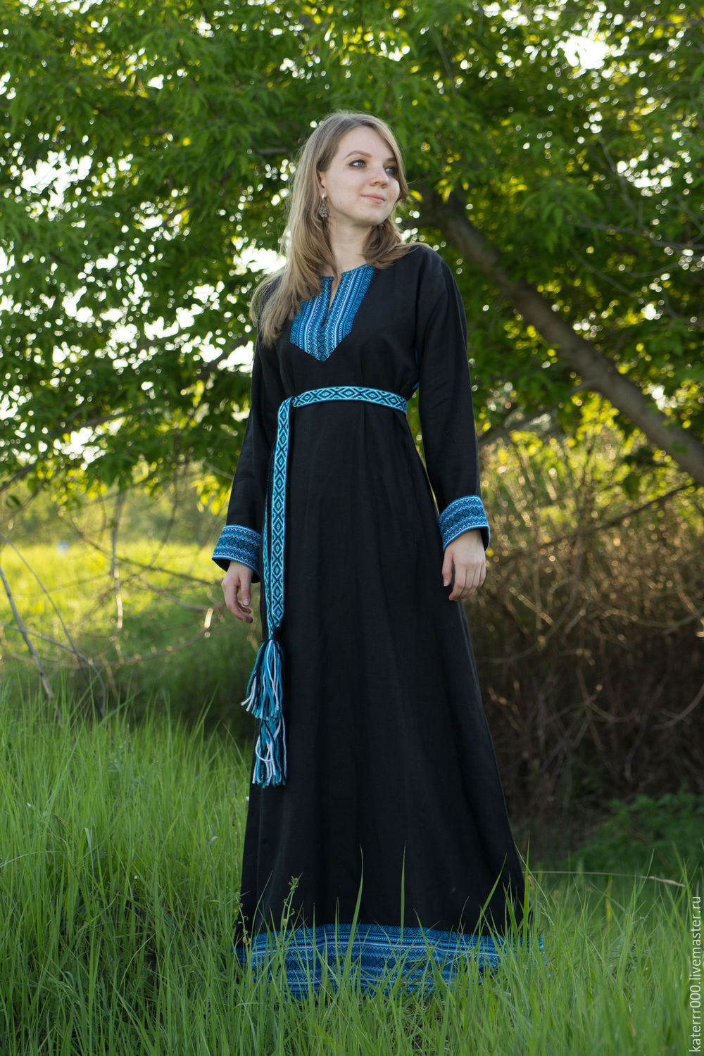 Women in Slavic costumes in Cota