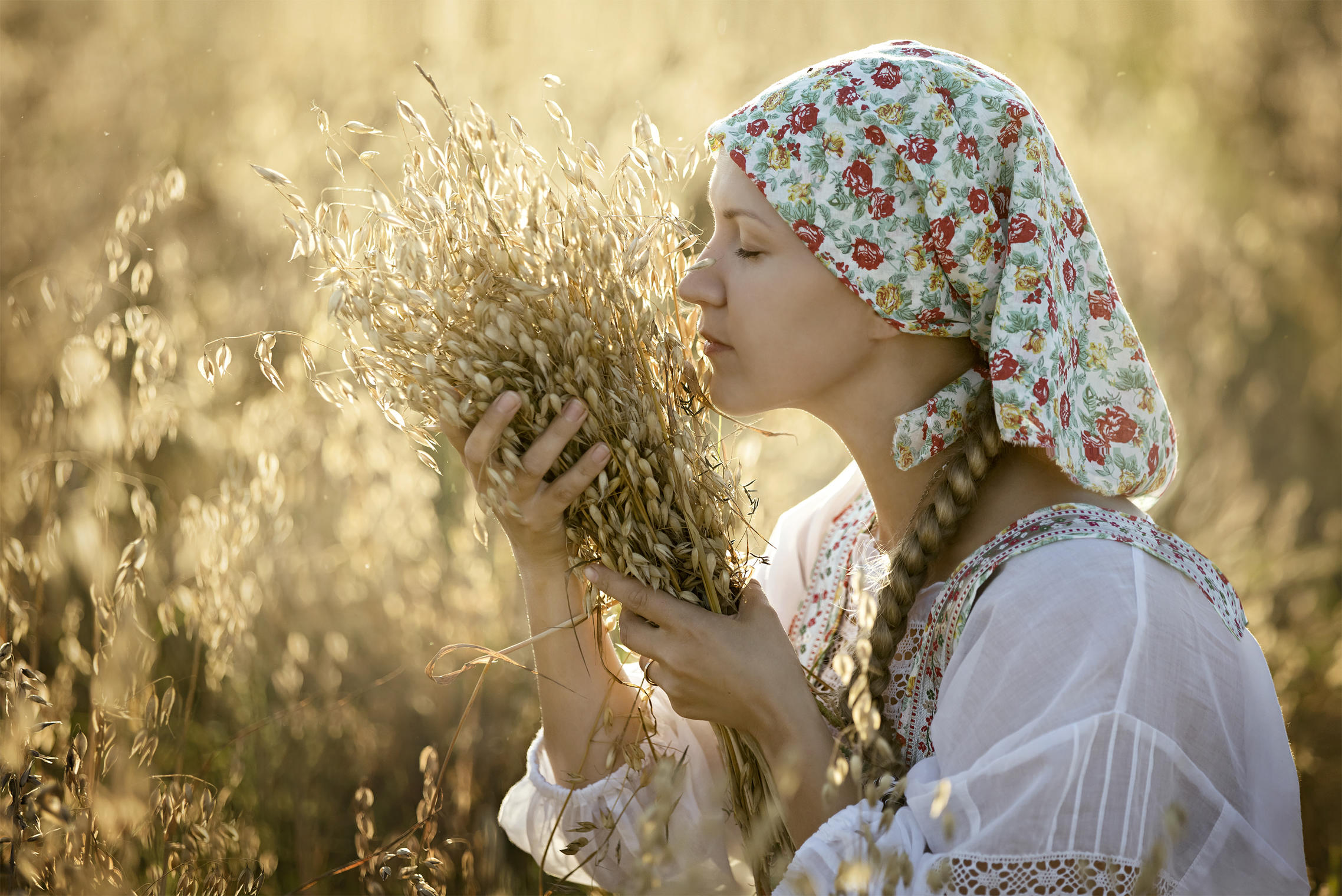 Photo Women in Slavic costumes in Cota