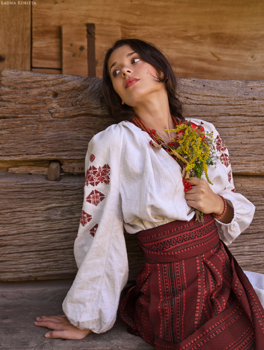 Girls in Slavic costumes in Cota