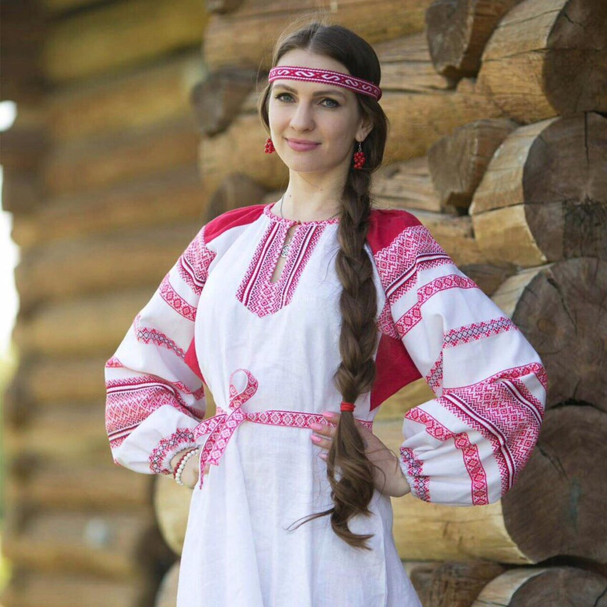 Girls in Slavic costumes in Cota
