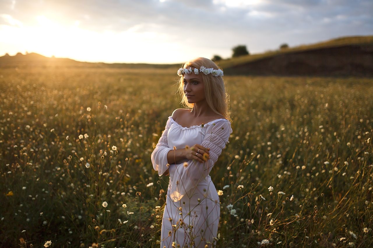 Girls in Slavic costumes in Cota