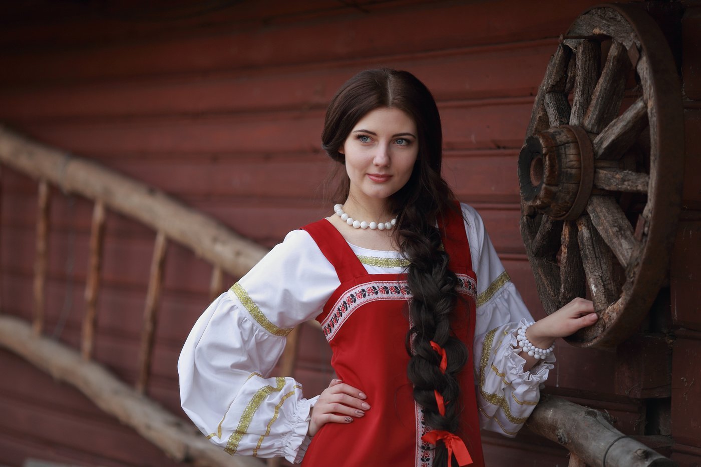 Girls in Slavic costumes in Cota