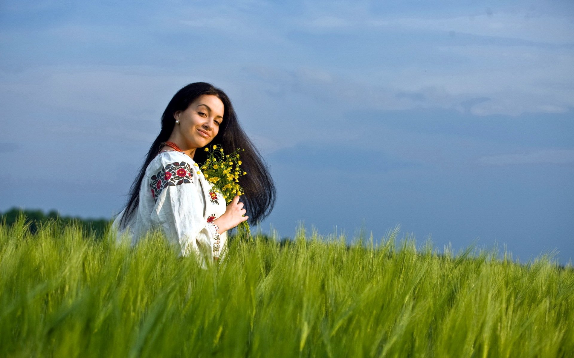 Girls in Slavic costumes in Cota
