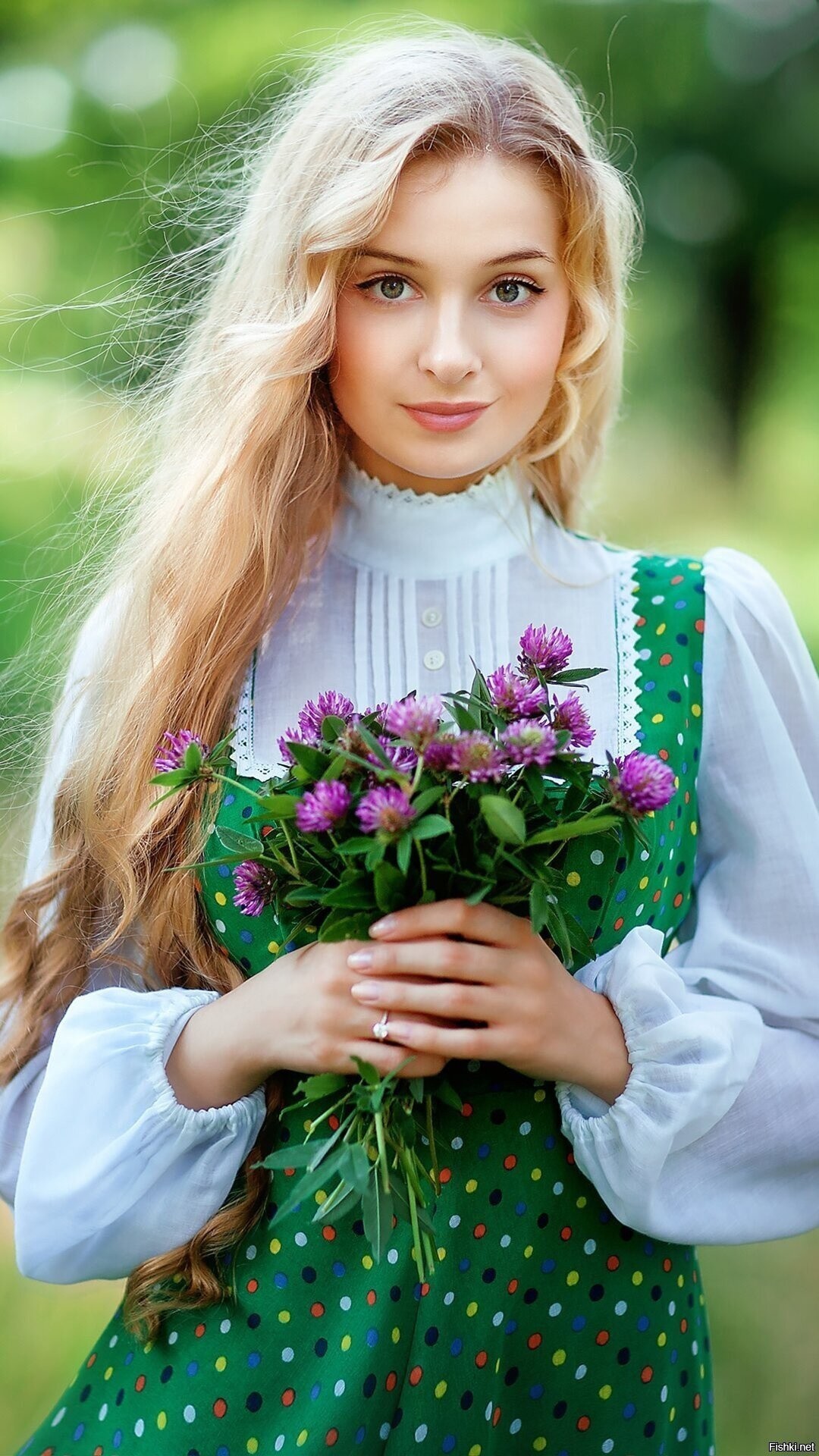 Girls in Slavic costumes in Cota