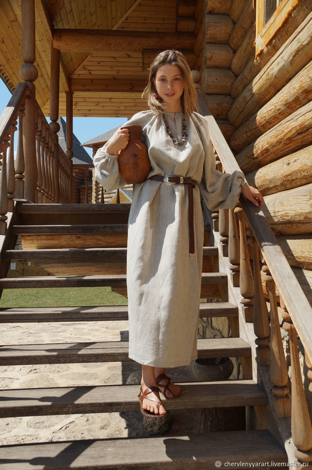 Girls in Slavic costumes in Cota