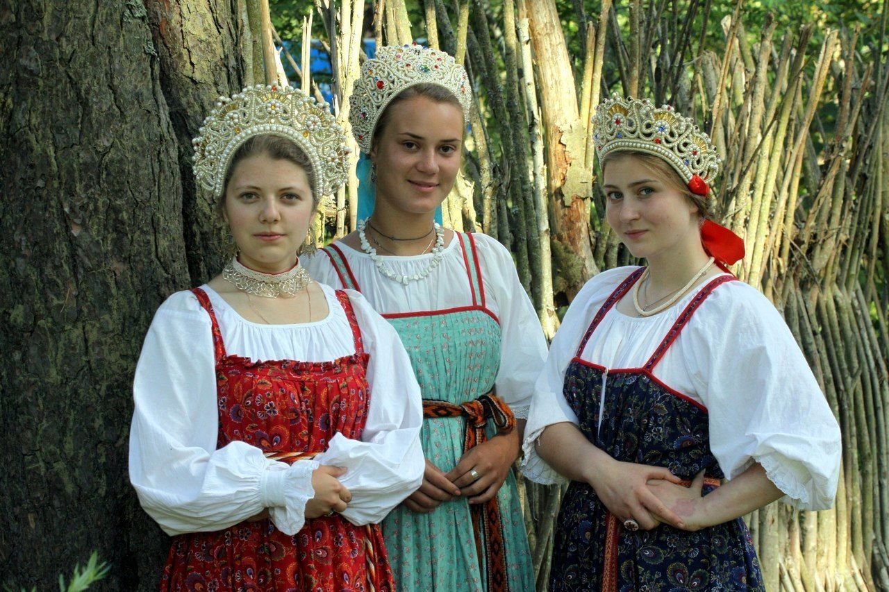 Sexy model Girls in Slavic costumes in Cota