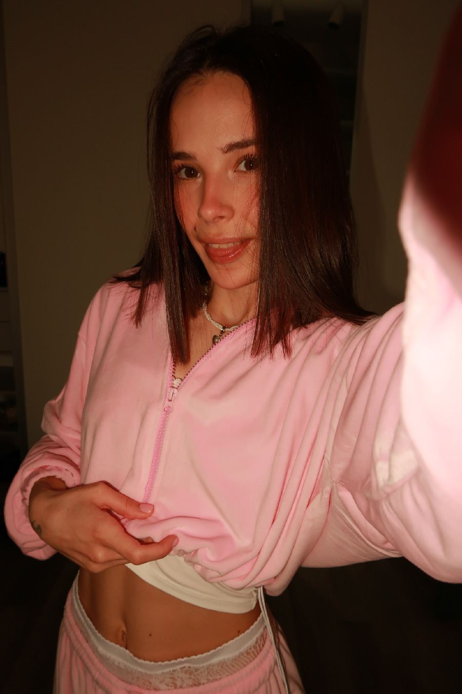 Tina brings the glow — live moments in Cota